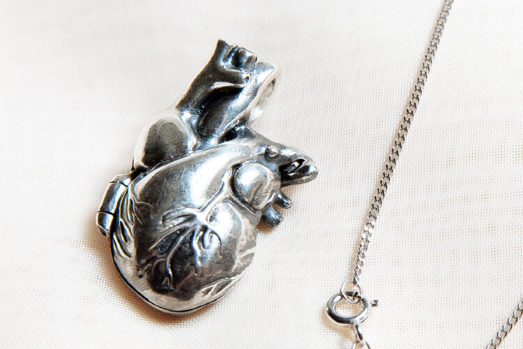 Серебряный кулон/медальон Анатомическое сердце с фото внутри - фото
