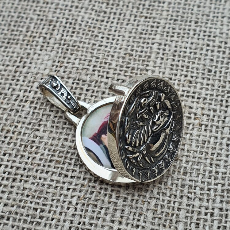 Серебряный открывающийся кулон/медальон знак зодиака Скорпион малый D19 с 2 фото внутри - фото
