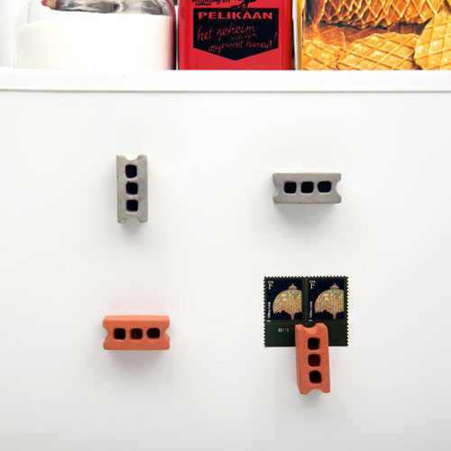 Набор магнитов на холодильник в виде кирпичей и бетонных блоков Kikkerland - фото