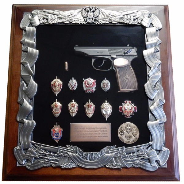 Деревянная ключница с пистолетом Макарова и знаками ФСБ - фото