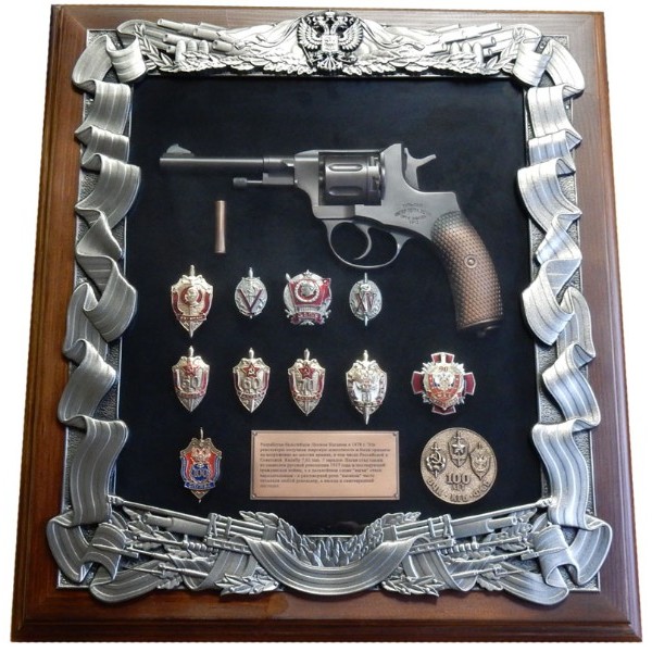 Панно с револьвером Наган и знаками ФСБ - фото