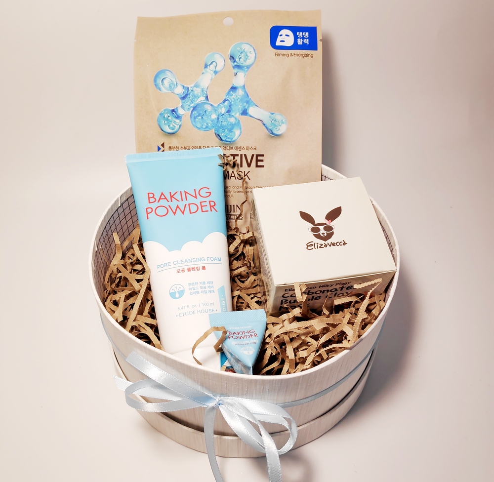 Корейский набор для лица. Подарочные наборы корейской косметики. Подарочный набор корейской косметики для лица. Корейские наборы кремов. Набор корейской косметики в подарок.
