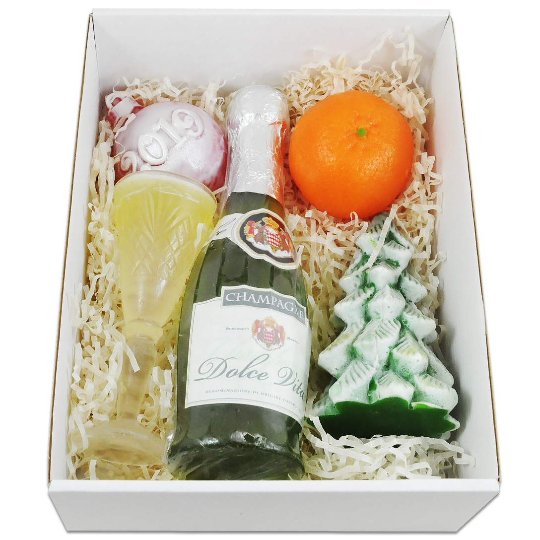новогодний ящик с шампанским. новогодний ящик с шампанским. букет с шампанским и фруктами. новогодние коробки для подарков. новогодняя композиция с шампанским и конфетами.