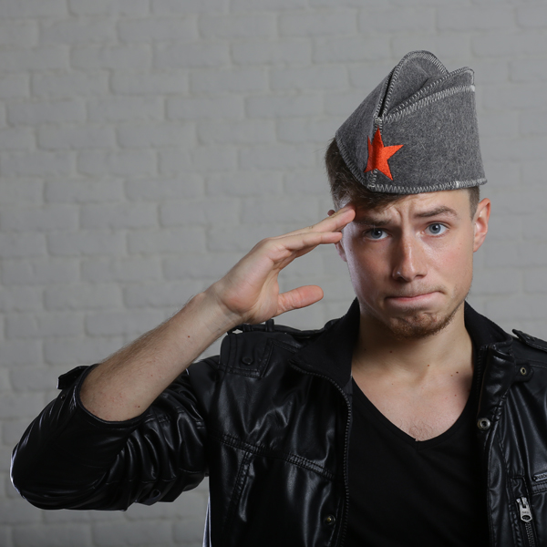 Мужики в пилотках. Пилотка мужская. Шапка пилотка мужская. Мужчина в пилотке. Пилотка модная мужская.