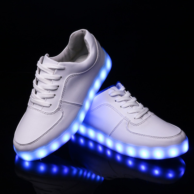 кеды найк со светящейся подошвой. кроссовки найк светодиодные. валберис светодиодные кроссовки. белые светящиеся. кроссовки светщейся подошва 1990.