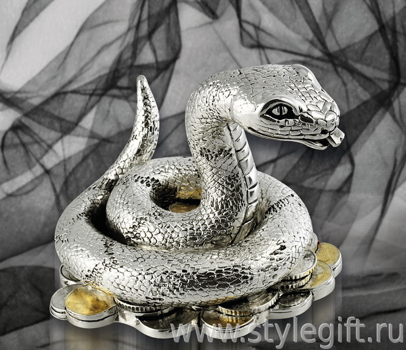 Где серебристой змейкой пригрелась. Металлическая змея. Белая металлическая змея. Сувениры змеи. Змейка металлическая.