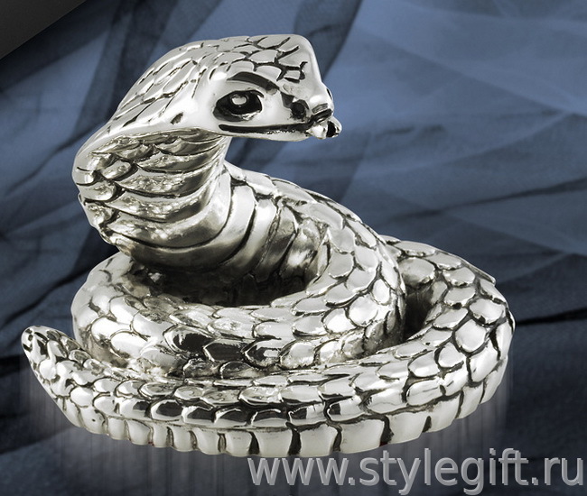 Змейка деньги. Серебряные змейки статуэтка. Змея фигурка. Амулеты со змеями. Сувенир змея серебро.